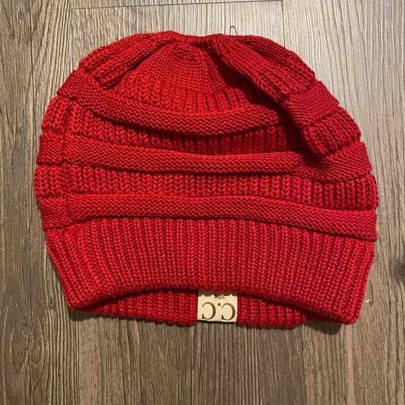 CC beanie with ponytail hole - Picture 3 of 3